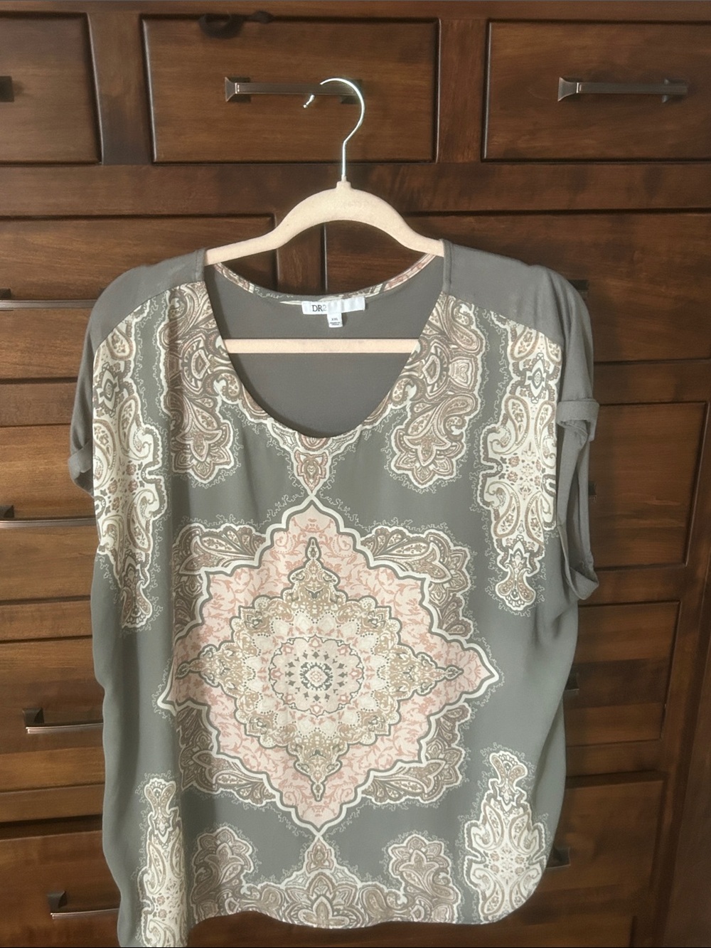DR2 Gray Paisley Medallion Short Sleeve Top
